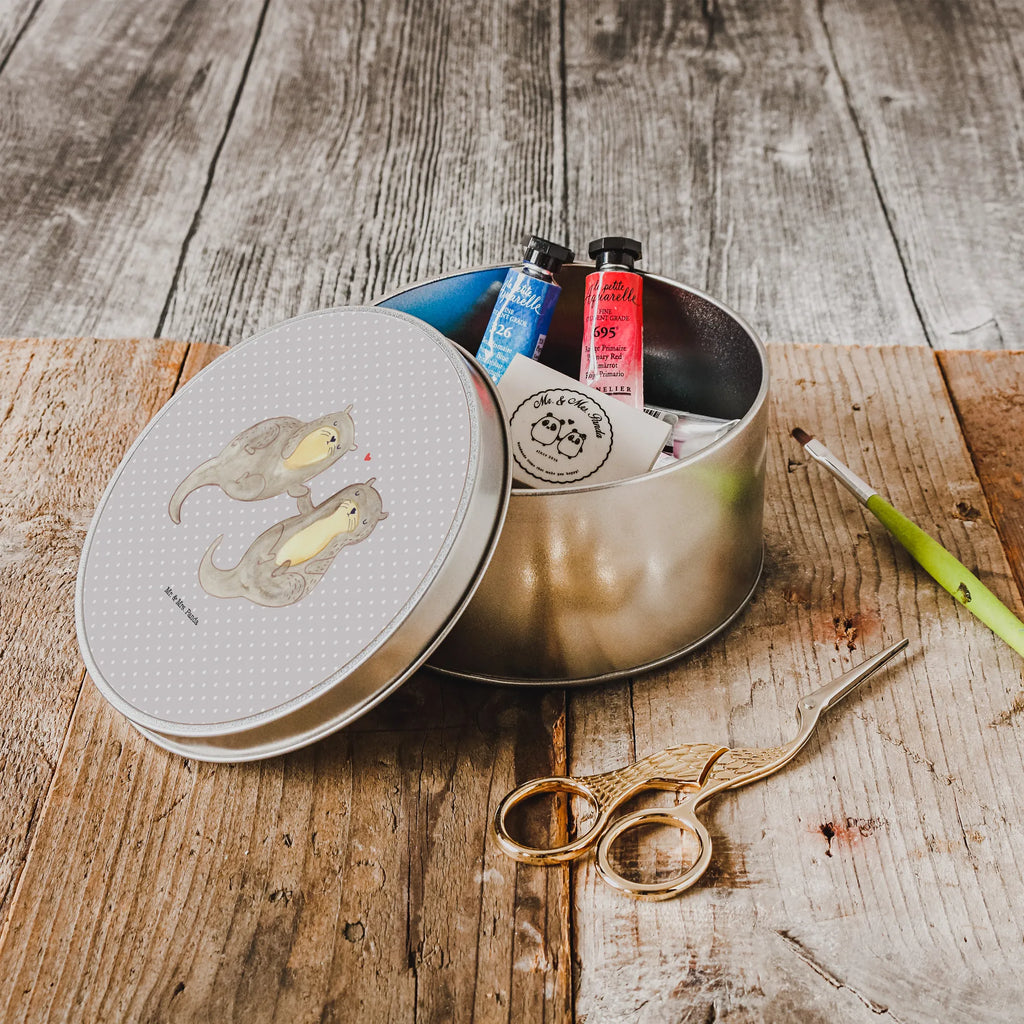 Blechdose rund Otter Hände halten Vorratsdose Aus Metall Rund, Dose Rund Für Büro, Runde Blechdose, Runde Dose Zum Selbstgestalten, Runde Dose Für Geschenk, Geschenkbox Rund Metall, Runde Blechdose Mit Motiv, Blechdose Rund, Runde Dose Für Schmuck, Dekodose Rund Metall, Metalldose Mit Deckel, Teedose Rund Metall, Runde Dose Für Bastelsachen, Runde Dose Aufbewahrung, Aufbewahrungsdose Rund Metall, Runde Dose Zum Befüllen, Runde Dose Aus Blech, Vorratsdose Rund Blech, Runde Dose Mit Klappdeckel, Runde Dose Mit Deckel, Dose Für Kekse Rund, Kleine Runde Blechdose, Runde Blechdose Küche, Metalldose Rund, Runde Dose Mit Liebevollem Design, Runde Dose Nostalgisch, Runde Dose Für Haushalt, Dose Für Kleinkram Rund, Dose Für Süßigkeiten Rund, Runde Blechdose Mit Spruch, Blechdose Mit Deckel Rund, Große Runde Blechdose, Runde Dose Bedruckt, Vintage Blechdose Rund, Otter, Fischotter, Seeotter, Otter Seeotter See Otter