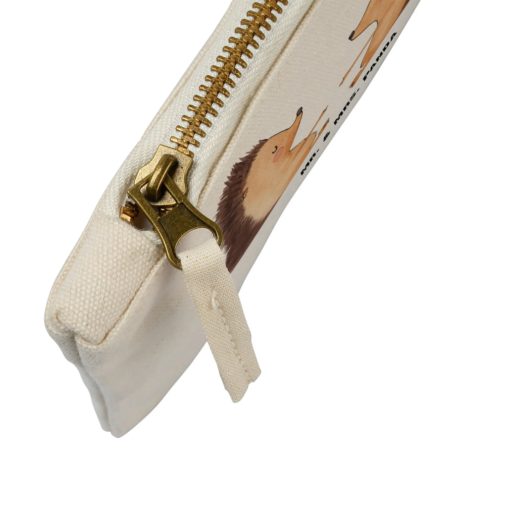 Schminktasche Igel Liebe aufbewahrungstasche, Waschbeutel, Kulturtasche, beauty case, Kosmetikbeutel, Kulturbeutel, aufbewahrungsbeutel, pencil case, Schminktäschchen, Etui, utensilientasche, Mäppchen, Waschtasche, Schminktasche, Schminkbeutel, Stiftemäppchen, kosmetiktäschchen, beauty tasche, Federmappe, pinsel tasche, toiletry bag, Kosmetiktasche, Schlampermäppchen, Freundin, Liebe, Ehefrau, Ehemann, Partner, Verlobung, Freund, Jahrestag, Hocheitstag, Heiratsantrag, Liebesgeschenk, Heiraten, Igel, Geschenk, Liebesbeweis, Hochzeitstag, Verliebt, Verheiratet, Verlobt, Hochzeit