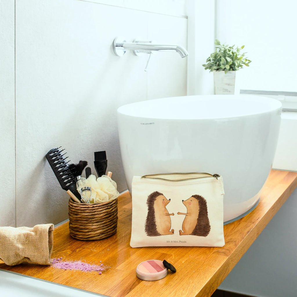 Schminktasche Igel Liebe aufbewahrungstasche, Waschbeutel, Kulturtasche, beauty case, Kosmetikbeutel, Kulturbeutel, aufbewahrungsbeutel, pencil case, Schminktäschchen, Etui, utensilientasche, Mäppchen, Waschtasche, Schminktasche, Schminkbeutel, Stiftemäppchen, kosmetiktäschchen, beauty tasche, Federmappe, pinsel tasche, toiletry bag, Kosmetiktasche, Schlampermäppchen, Freundin, Liebe, Ehefrau, Ehemann, Partner, Verlobung, Freund, Jahrestag, Hocheitstag, Heiratsantrag, Liebesgeschenk, Heiraten, Igel, Geschenk, Liebesbeweis, Hochzeitstag, Verliebt, Verheiratet, Verlobt, Hochzeit