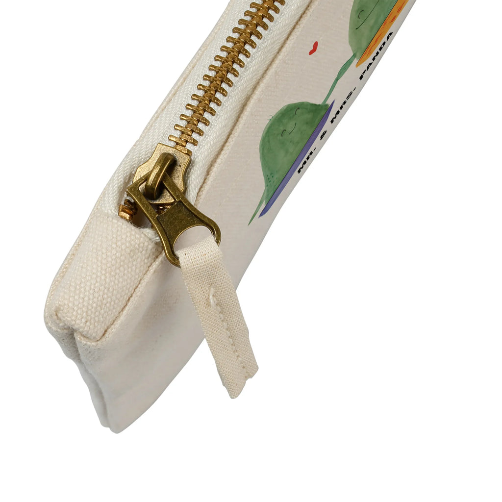 Schminktasche Kaktus Liebe pencil case, beauty tasche, Mäppchen, Etui, beauty case, Kulturbeutel, Schminktäschchen, Schminkbeutel, Federmappe, toiletry bag, Schlampermäppchen, Waschtasche, pinsel tasche, Kosmetikbeutel, aufbewahrungsbeutel, utensilientasche, Waschbeutel, Kosmetiktasche, kosmetiktäschchen, Kulturtasche, Schminktasche, aufbewahrungstasche, Stiftemäppchen, Kaktus, Kakteen, Paar, Streit, Pärchen, Verlobung, Liebesbeweis, Freundschaft, Love, Kaktusliebe, Liebe, Liebesbotschaft, Versöhnung, Trennung, Hochzeit, Liebesnachricht