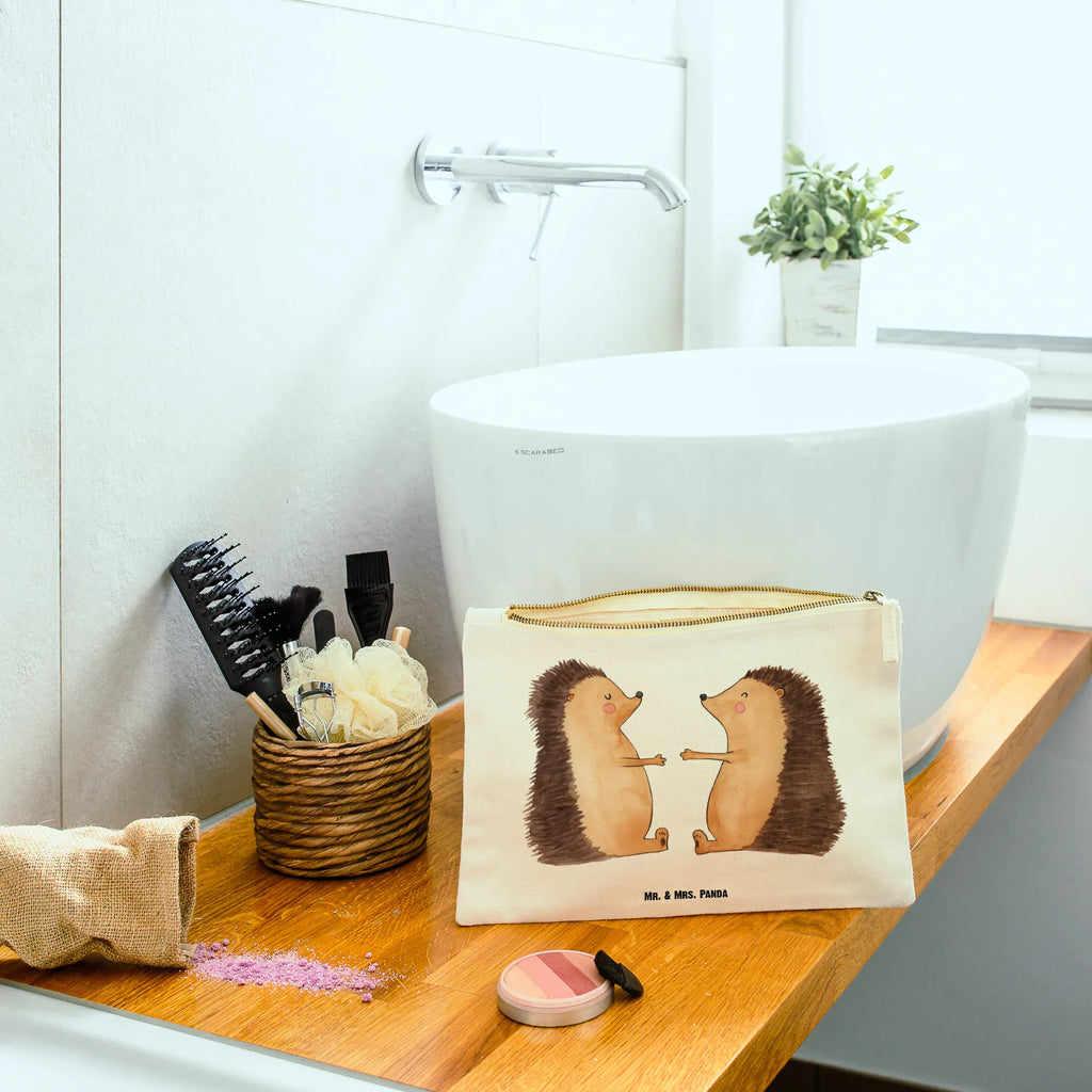 Schminktasche Igel Liebe aufbewahrungstasche, Waschbeutel, Kulturtasche, beauty case, Kosmetikbeutel, Kulturbeutel, aufbewahrungsbeutel, pencil case, Schminktäschchen, Etui, utensilientasche, Mäppchen, Waschtasche, Schminktasche, Schminkbeutel, Stiftemäppchen, kosmetiktäschchen, beauty tasche, Federmappe, pinsel tasche, toiletry bag, Kosmetiktasche, Schlampermäppchen, Freundin, Liebe, Ehefrau, Ehemann, Partner, Verlobung, Freund, Jahrestag, Hocheitstag, Heiratsantrag, Liebesgeschenk, Heiraten, Igel, Geschenk, Liebesbeweis, Hochzeitstag, Verliebt, Verheiratet, Verlobt, Hochzeit