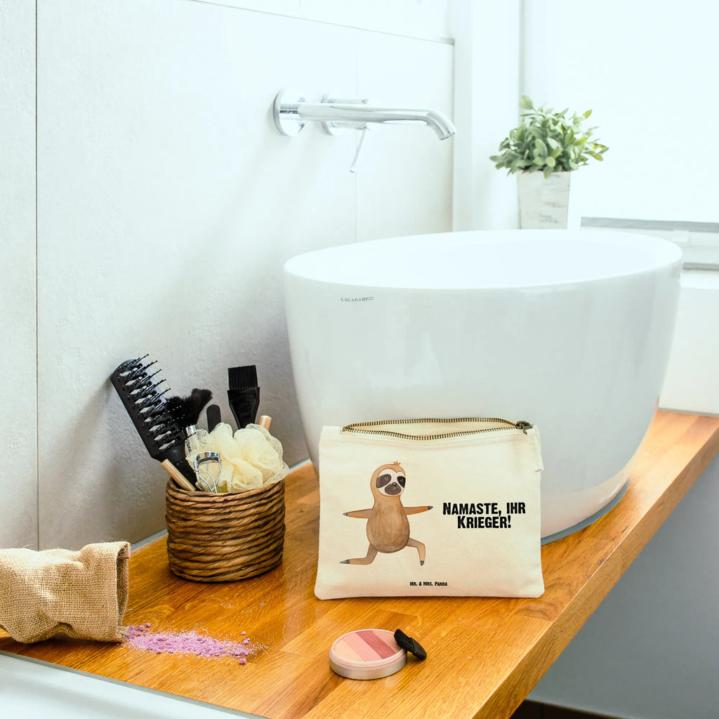 Schminktasche Faultier Yoga Schminkbeutel, pinsel tasche, Kosmetiktasche, beauty tasche, kosmetiktäschchen, Schlampermäppchen, Kosmetikbeutel, aufbewahrungstasche, beauty case, Mäppchen, Schminktasche, Federmappe, Waschbeutel, Waschtasche, Schminktäschchen, Etui, pencil case, utensilientasche, aufbewahrungsbeutel, toiletry bag, Kulturbeutel, Kulturtasche, Stiftemäppchen, Faultier, Faultier Geschenk, Faultier Deko, Faultiere, Lieblingstier, Meditation, Atmung, Krieger, faul, Gelassenheit, Entspannung, Yoga, Yogaübungen, Namaste