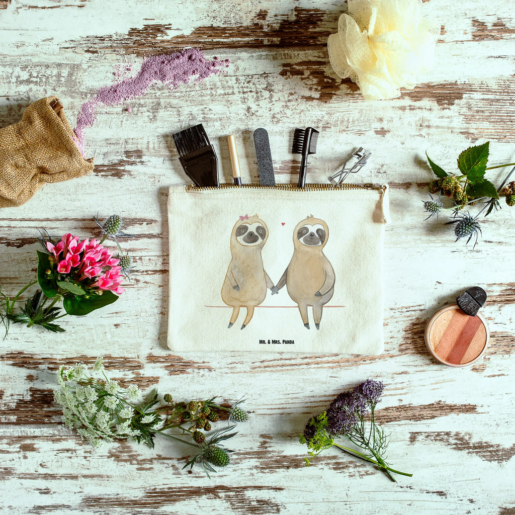 Schminktasche Faultier Pärchen toiletry bag, beauty case, Schlampermäppchen, Kosmetiktasche, Kulturtasche, beauty tasche, Kulturbeutel, Schminkbeutel, aufbewahrungstasche, kosmetiktäschchen, utensilientasche, Federmappe, Mäppchen, Kosmetikbeutel, pinsel tasche, Schminktasche, Stiftemäppchen, Waschbeutel, aufbewahrungsbeutel, Etui, pencil case, Schminktäschchen, Waschtasche, Faultier, Faultier Geschenk, Faultier Deko, Faultierpärchen, Liebespaar, Faultiere, Relaxen, Verlobt, Beziehung, faul, Faultierliebe, Gemeinsam, Liebe, Pärchen, Verliebt, Langsamkeit, Lieblingstier