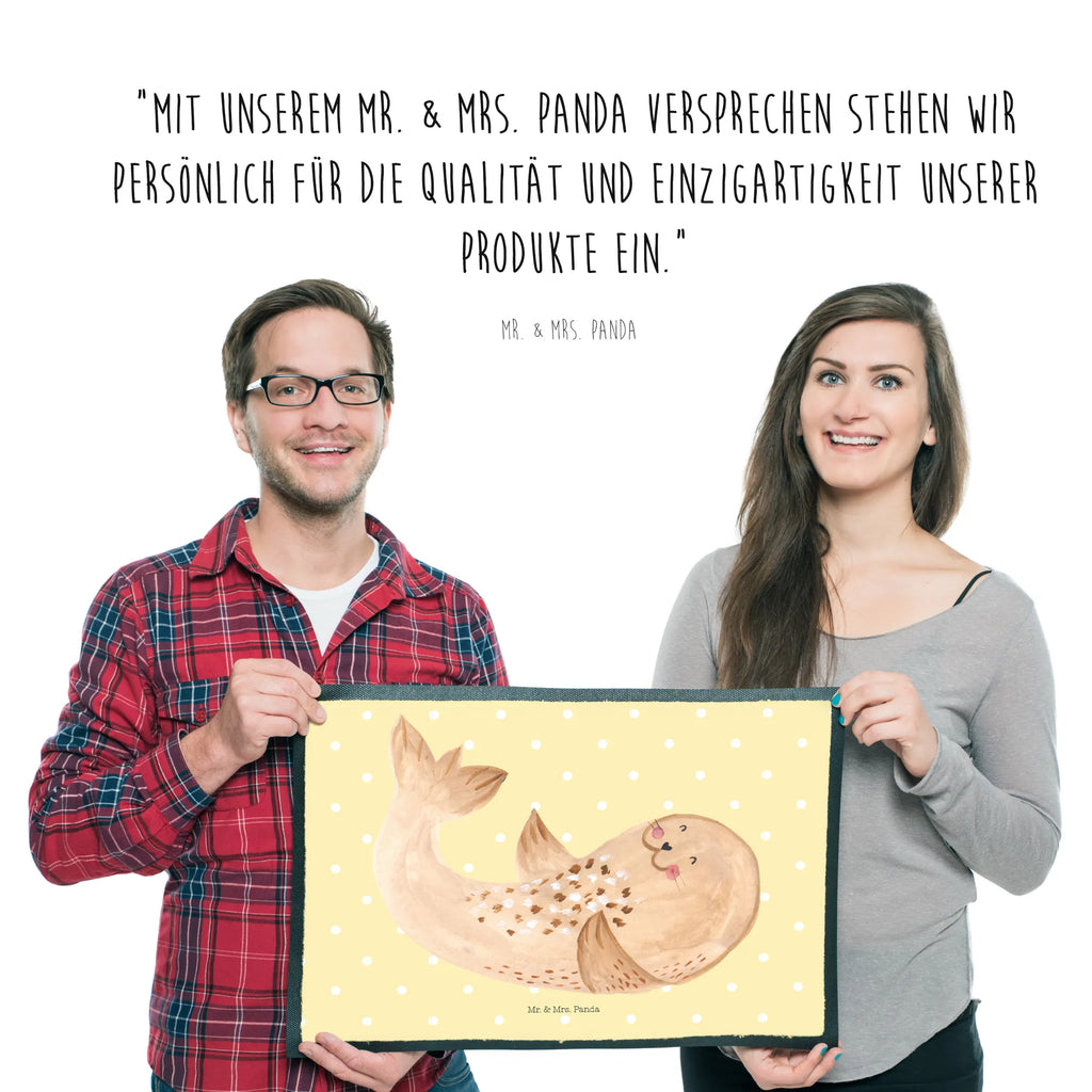 Fußmatte Robbe Liegen Haustürmatte, Schmutzfänger, Schuhabstreifer, Fußmatten, schmutzfangmatten, matte haustür, Fußabstreifer, Fußabtreter, außenmatte, Eingangsteppich, fußmatte, Abtreter, Schmutzfangteppich, Türvorleger, türmatten, flurmatte, Türmatte, sauberlaufmatten, Sauberlaufmatte, abstreifer, Eingangsmatte, Abtretmatte, Schmutzmatte, Fussmatte, Schmutzfangmatte, hausmatte, Gute Laune, Lustige Sprüche, Tiere, Tiermotive, Robben, Meerestier, Seehund, Lachen, Strand, Ostsee, Freude, Nordsee, Robbe