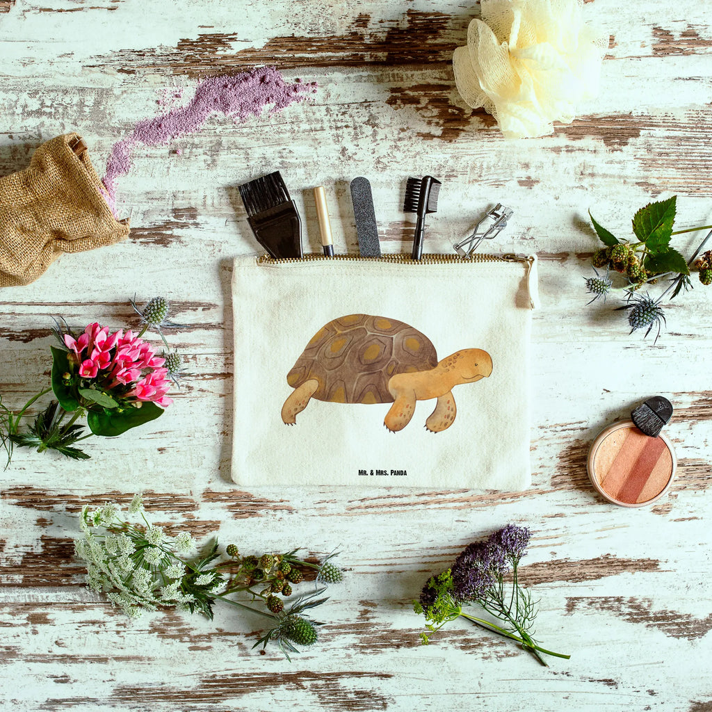 Make-up bag tortoise March Stiftemäppchen, Mäppchen, aufbewahrungsbeutel, Kosmetiktasche, Kosmetikbeutel, toiletry bag, utensilientasche, Federmappe, pinsel tasche, beauty case, aufbewahrungstasche, Schminktasche, Kulturbeutel, Schminkbeutel, kosmetiktäschchen, Etui, beauty tasche, Waschtasche, Schlampermäppchen, pencil case, Waschbeutel, Schminktäschchen, Kulturtasche, Meerestiere, Urlaub, Meer, Reiselust, Neustart, Schildkröten, Lieblingsmensch, Abenteuer, Inspiration, Get Lost, Motivation, Schildkröte