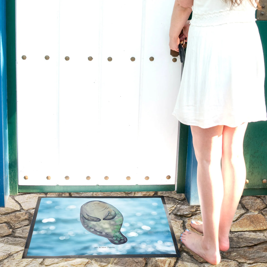 Doormat manatee happy abstreifer, Schmutzfangmatte, Abtreter, fußmatte, türmatten, hausmatte, schmutzfangmatten, sauberlaufmatten, Schmutzfangteppich, matte haustür, Abtretmatte, Türmatte, Eingangsteppich, Schmutzfänger, Sauberlaufmatte, flurmatte, Fußabtreter, Türvorleger, Haustürmatte, Schuhabstreifer, Schmutzmatte, Eingangsmatte, Fussmatte, Fußmatten, außenmatte, Fußabstreifer, Meer, Urlaub, Meerestiere, Selbstliebe, Freundin, Neuanfang, Liebeskummer, Seekühe, Achtsamkeit, Neustart, Zufrieden, Seekuh, Respekt