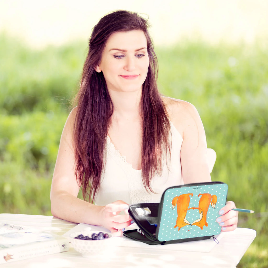 Federmappe Füchse Liebe Federmappe, Büro Stifte Etui, Motiv, Einschulung, Kind, Schule, Kinder Federmappe, Federmappe Einschulung, Stiftetasche, Federmäppchen bedruckt, Bestückte Federmappe, Federmäppchen, Schülerin, Schüler, Geschenk, Stifte Etui, Grundschule, Stifterolle, Fuchs, Fox, Liebesbeweis, Freund, Verlobte, Liebespaar, Ehemann, Partner, Ehefrau, Paar, Liebe, Füchse, Ehe, Freundin