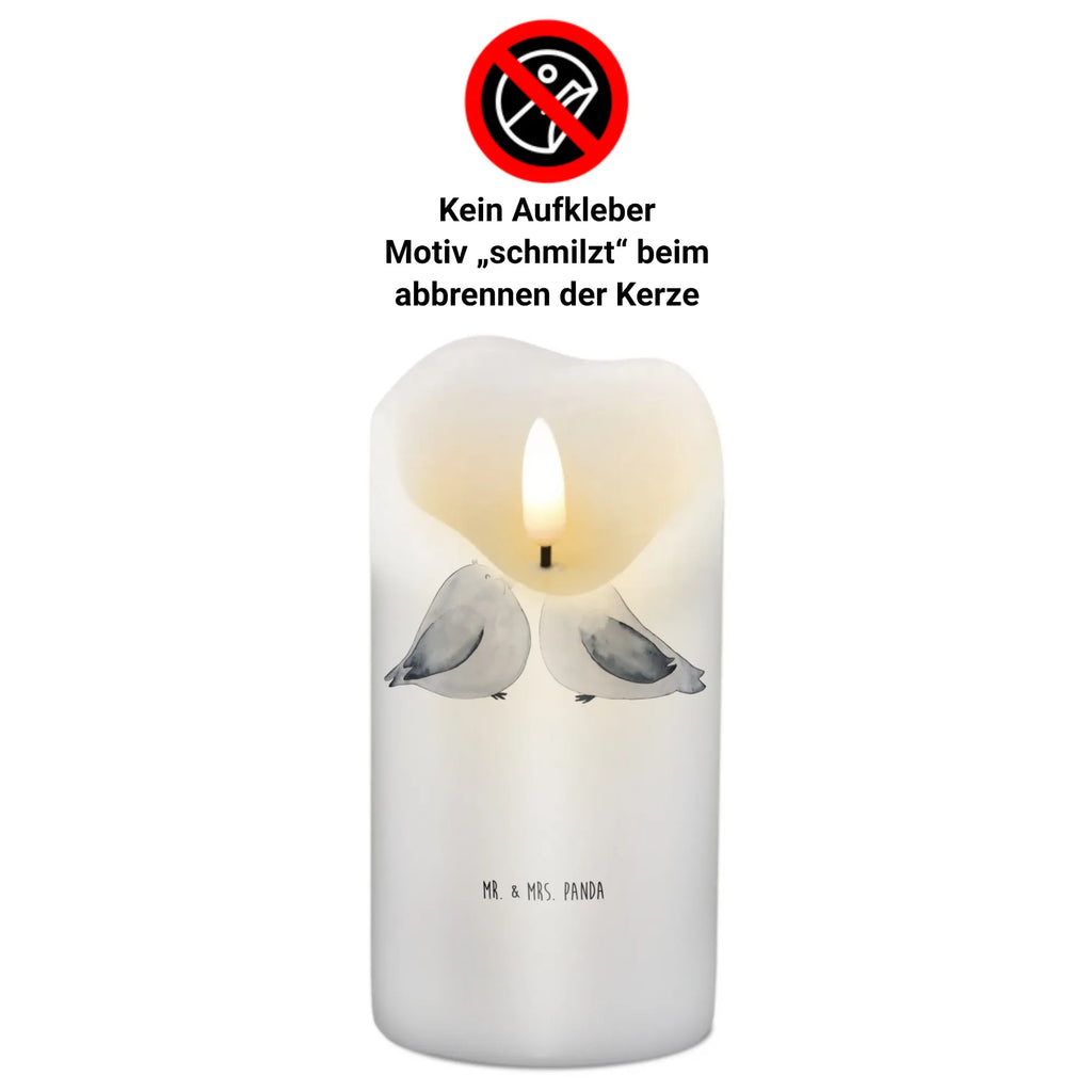 Candle Turtledoves in love Zylinderkerze, Erinnerungskerze, Dekorative Kerze, Geburtskerze, Geburtstagskerze, Erinnerungslicht, Stumpenkerze, Adventskerze, Tafelkerze, Weihnachtskerze, Schmuckkerze, Kerze Mit Spruch, Dekokerze, Bedruckte Kerze, Tischkerze, Blockkerze, Hochzeitskerze, Dinnerkerze, Kommunionskerze, Wunschkerze, Kerze Mit Motiv, Handgemachte Kerze, Grosse Kerze, Osterkerze, Laternenkerze, Gartenkerze, Wachskerze, Freundin, Freund, Liebe, Liebesgeschenk, Jahrestag, Verlobung, Partner, Ehemann, Ehefrau, Heiraten, Heiratsantrag, Hocheitstag, Turteltauben, Geschenk Freundin, Turteltäubchen, Hochzeitstag, Geschenk Freund, Geschenk Hochzeit, Verheiratet, Tauben, Verlobt, Verliebt, Liebesbeweis