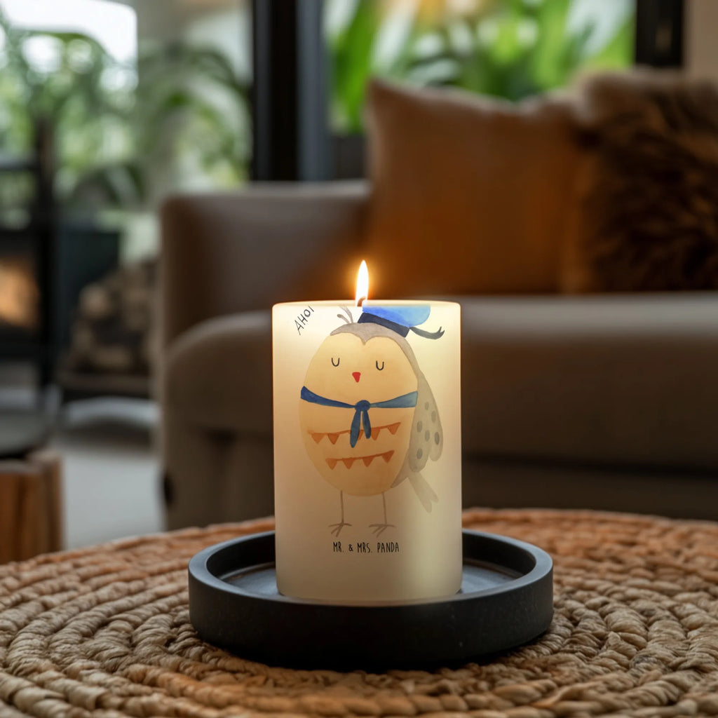 Kerze Eule Matrose Erinnerungskerze, Wachskerze, Kerze Mit Motiv, Erinnerungslicht, Bedruckte Kerze, Handgemachte Kerze, Tischkerze, Wunschkerze, Kerze Mit Spruch, Hochzeitskerze, Osterkerze, Grosse Kerze, Geburtskerze, Zylinderkerze, Weihnachtskerze, Dinnerkerze, Geburtstagskerze, Tafelkerze, Schmuckkerze, Gartenkerze, Dekorative Kerze, Dekokerze, Kommunionskerze, Blockkerze, Adventskerze, Laternenkerze, Stumpenkerze, Eule, Wortspiel Lustig, Matrose, Owl, Ehe, Hochzeitstag Geschenk, Eule Spruch, Freundin, Seefahrer, Heimathafen, Eule Deko