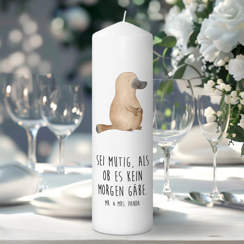 Candle platypus courage Wunschkerze, Dekokerze, Tafelkerze, Osterkerze, Erinnerungslicht, Grosse Kerze, Stumpenkerze, Schmuckkerze, Erinnerungskerze, Dinnerkerze, Handgemachte Kerze, Tischkerze, Zylinderkerze, Blockkerze, Laternenkerze, Adventskerze, Wachskerze, Hochzeitskerze, Geburtstagskerze, Dekorative Kerze, Kerze Mit Motiv, Weihnachtskerze, Gartenkerze, Kommunionskerze, Geburtskerze, Bedruckte Kerze, Kerze Mit Spruch, Urlaub, Meer, Meerestiere, Lebensweisheit, Mut, Neustart, Raodtrip, Schnabeltiere, Arbeit, Weltreise, Schnabeltier, Neuanfang, Motivation, mutig, Büro, Training