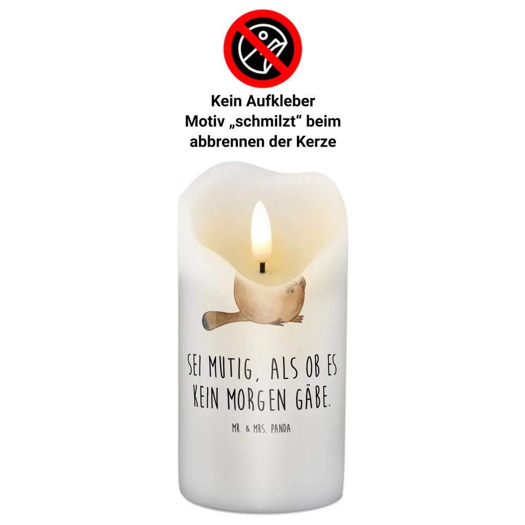 Candle platypus courage Wunschkerze, Dekokerze, Tafelkerze, Osterkerze, Erinnerungslicht, Grosse Kerze, Stumpenkerze, Schmuckkerze, Erinnerungskerze, Dinnerkerze, Handgemachte Kerze, Tischkerze, Zylinderkerze, Blockkerze, Laternenkerze, Adventskerze, Wachskerze, Hochzeitskerze, Geburtstagskerze, Dekorative Kerze, Kerze Mit Motiv, Weihnachtskerze, Gartenkerze, Kommunionskerze, Geburtskerze, Bedruckte Kerze, Kerze Mit Spruch, Urlaub, Meer, Meerestiere, Lebensweisheit, Mut, Neustart, Raodtrip, Schnabeltiere, Arbeit, Weltreise, Schnabeltier, Neuanfang, Motivation, mutig, Büro, Training