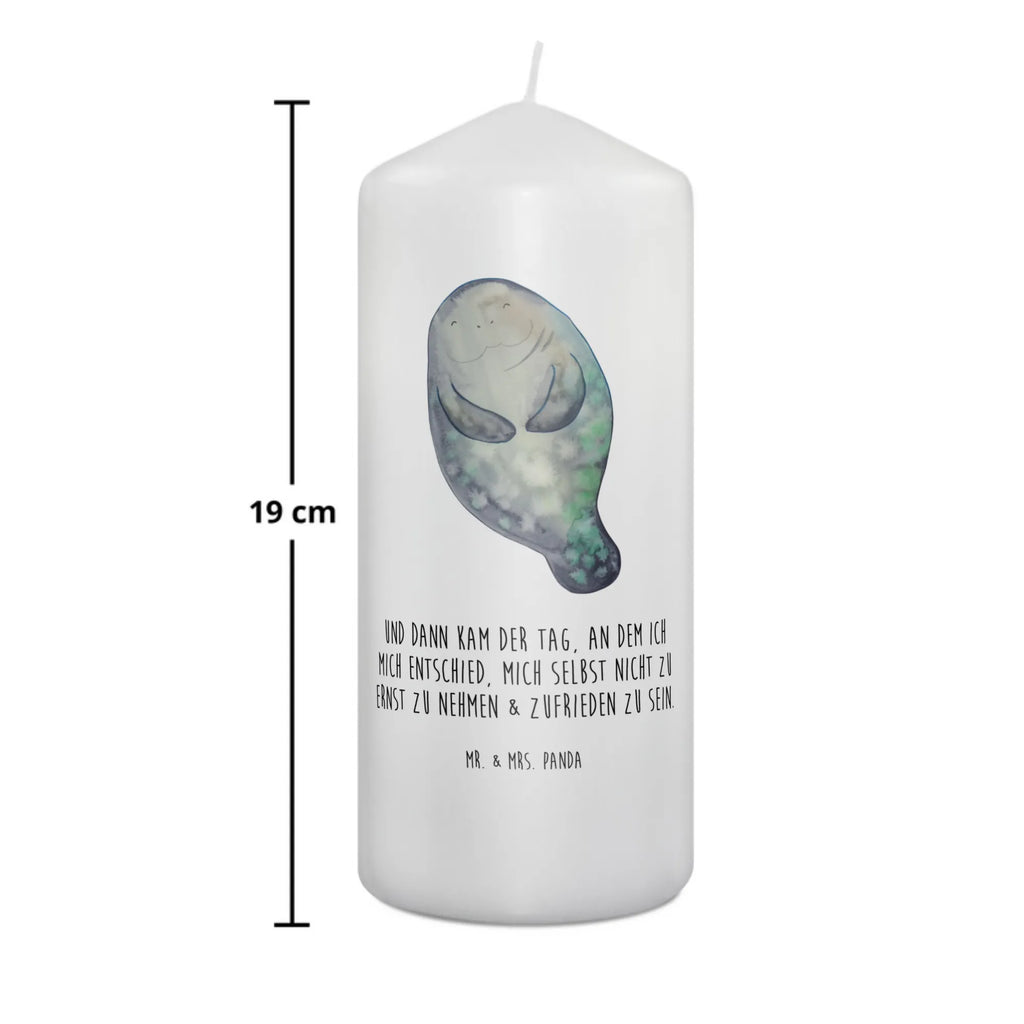 Candle manatee happy Gedenkkerze, Tischkerze, Metall-Kerze, Laternenkerze, Andachtskerze, Dinnerkerzenpaar, Kerze Mit Fotoeinleger, Kerze Für Hochzeit, Kerze Mit Gravur, Kerze Für Ostern, Kerze Mit Motiv, Kerze Für Taufe, Handgemachte Kerze, Sojawachskerze, Kerze Für Advent, Glas-Kerze, Kerze Mit Namensgravur, Fair-Trade-Kerze, Streukerze, Kerze Für Firmung, Bio-Kerze, Votivkerze, Handgegossene Kerze, Stumpenkerze, Stumpenkerzen-Set, Grabkerze, Kerze Für Weihnachten, Stabkerze, Kerze, Gartenkerze, Outdoor-Kerze, Stearin­kerze, Kerze Ohne Duft, Duftkerze, Dinnerkerze, Kerze Als Gastgeschenk, Blockkerze, Kerze Mit Spruch, Kerze Mit Duft, Kerze Für Kommunion, Kerze Für Geburtstag, Trauerkerze, Teelicht, Tafelkerze, Grablicht, Kerze Mit Prägung, Meerestiere, Meer, Urlaub, Respekt, Neustart, Zufrieden, Freundin, Neuanfang, Liebeskummer, Seekuh, Selbstliebe, Seekühe, Achtsamkeit