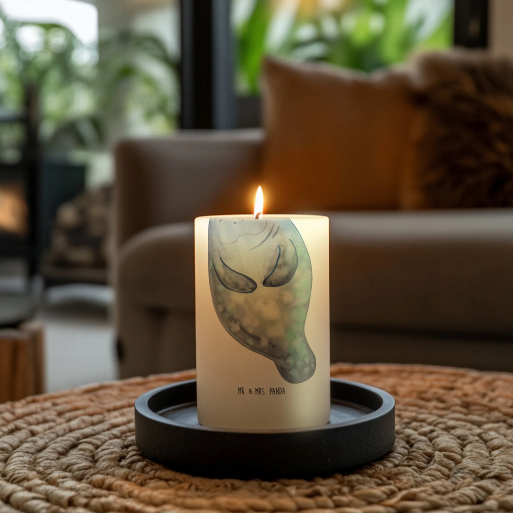 Candle manatee happy Gedenkkerze, Tischkerze, Metall-Kerze, Laternenkerze, Andachtskerze, Dinnerkerzenpaar, Kerze Mit Fotoeinleger, Kerze Für Hochzeit, Kerze Mit Gravur, Kerze Für Ostern, Kerze Mit Motiv, Kerze Für Taufe, Handgemachte Kerze, Sojawachskerze, Kerze Für Advent, Glas-Kerze, Kerze Mit Namensgravur, Fair-Trade-Kerze, Streukerze, Kerze Für Firmung, Bio-Kerze, Votivkerze, Handgegossene Kerze, Stumpenkerze, Stumpenkerzen-Set, Grabkerze, Kerze Für Weihnachten, Stabkerze, Kerze, Gartenkerze, Outdoor-Kerze, Stearin­kerze, Kerze Ohne Duft, Duftkerze, Dinnerkerze, Kerze Als Gastgeschenk, Blockkerze, Kerze Mit Spruch, Kerze Mit Duft, Kerze Für Kommunion, Kerze Für Geburtstag, Trauerkerze, Teelicht, Tafelkerze, Grablicht, Kerze Mit Prägung, Meerestiere, Meer, Urlaub, Respekt, Neustart, Zufrieden, Freundin, Neuanfang, Liebeskummer, Seekuh, Selbstliebe, Seekühe, Achtsamkeit