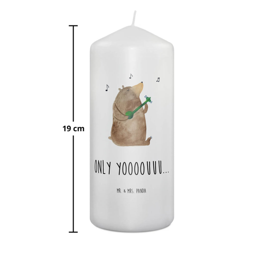 Kerze Bär Gitarre Osterkerze, Dinnerkerze, Wunschkerze, Tafelkerze, Geburtstagskerze, Kommunionskerze, Hochzeitskerze, Schmuckkerze, Weihnachtskerze, Bedruckte Kerze, Grosse Kerze, Blockkerze, Dekorative Kerze, Zylinderkerze, Geburtskerze, Wachskerze, Kerze Mit Spruch, Kerze Mit Motiv, Dekokerze, Tischkerze, Adventskerze, Handgemachte Kerze, Erinnerungskerze, Stumpenkerze, Laternenkerze, Erinnerungslicht, Gartenkerze, Teddybär, Teddy, Bär
